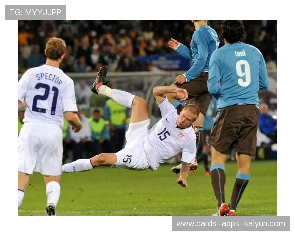 足球主裁摔倒被球员扶起