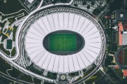 国际滑板赛事吸引众多年轻选手参与，滑板世界级比赛