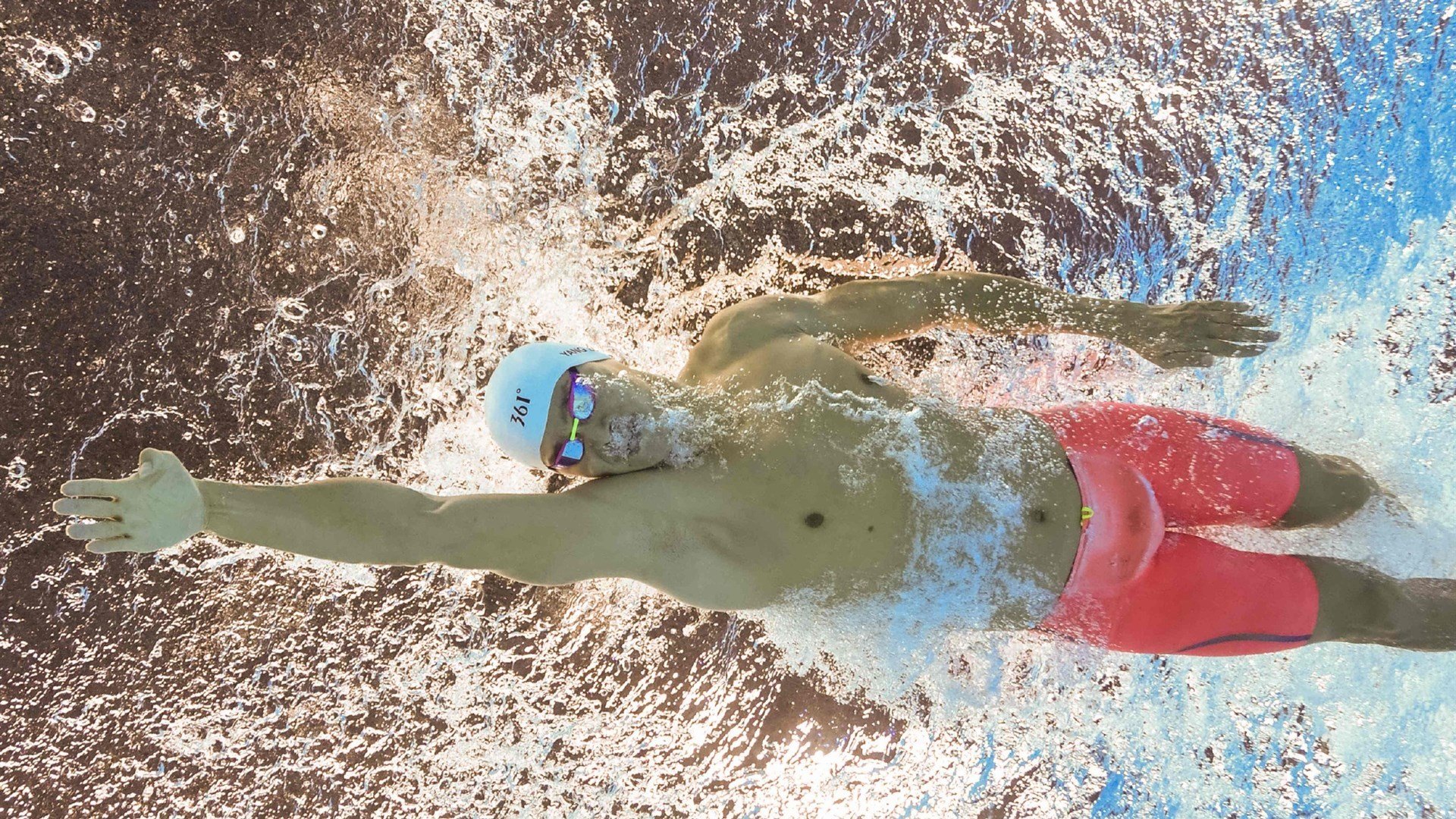 中国男篮世预赛主场击败澳大利亚 周琦内线统治全场，中国男篮世预赛2021